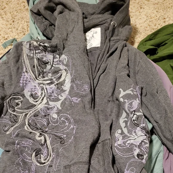 Sweaters - Picture 1 of 4